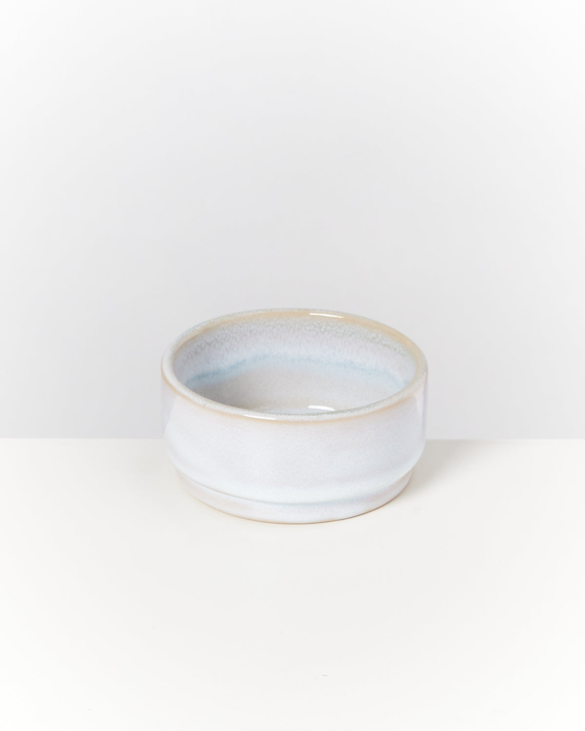 Keramikschale mit blauer Glasur auf einem weißen Hintergrund.