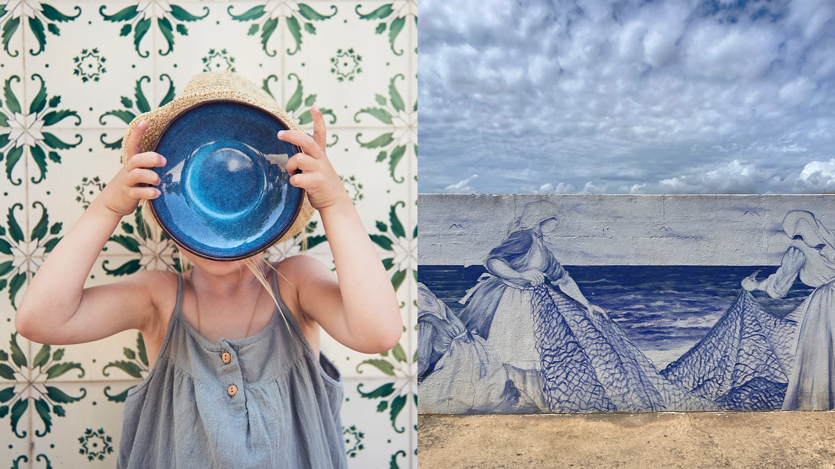 Links hält ein Kind einen blauen Teller vor das Gesicht, rechts ist ein Wandbild von Frauen, die Fischnetze halten.