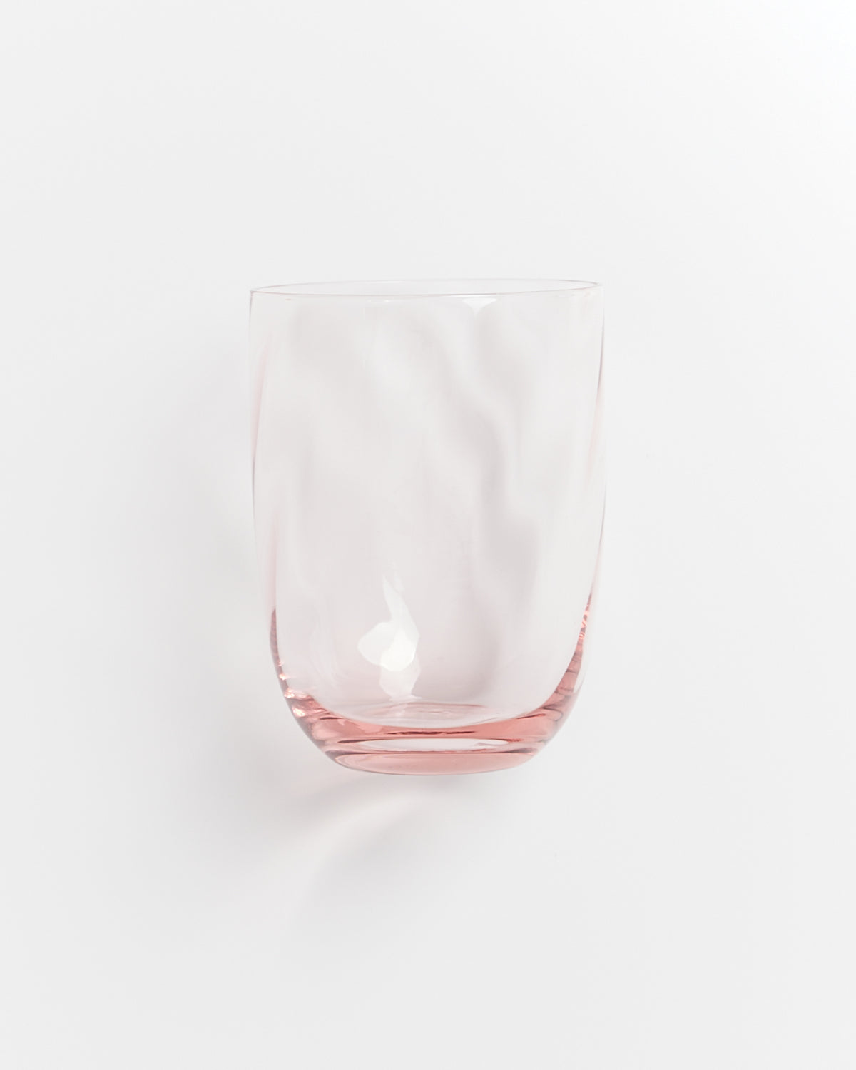 Transparenter, rosa getönter Trinkbecher vor weißem Hintergrund.