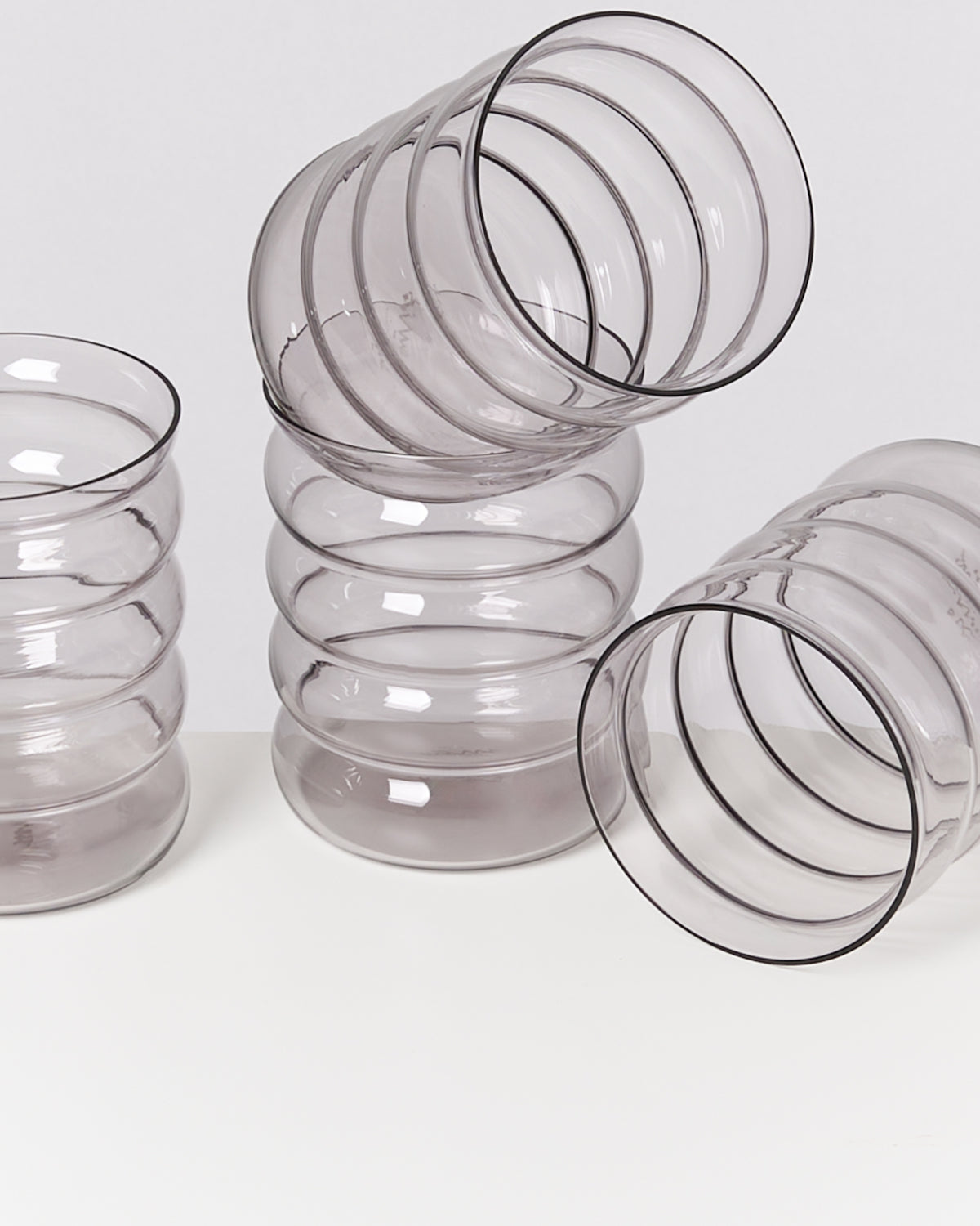 Drei transparente, gerippte Glasvasen stehen auf einem weißen Hintergrund.