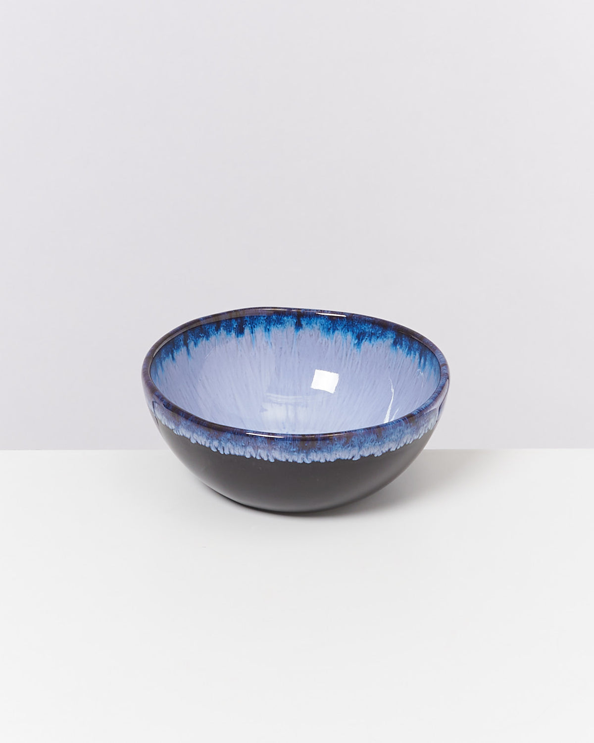 Keramikschüssel mit blauem Farbverlauf auf weißem Hintergrund.