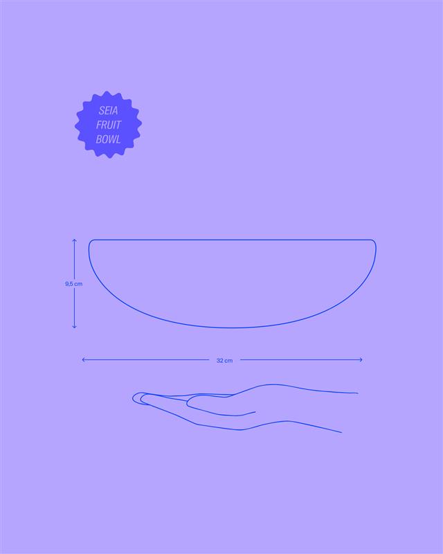 Blaue Skizze einer Seia-Fruchtschale mit Maßen 8,5 cm Höhe und 32 cm Breite über einer gezeichneten Hand auf lila Hintergrund.