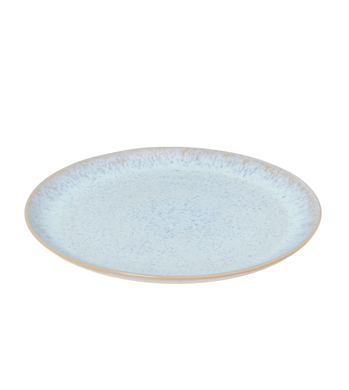 Ein flacher, weiß-blauer Keramikteller mit einem gesprenkelten Muster vor schwarzem Hintergrund.