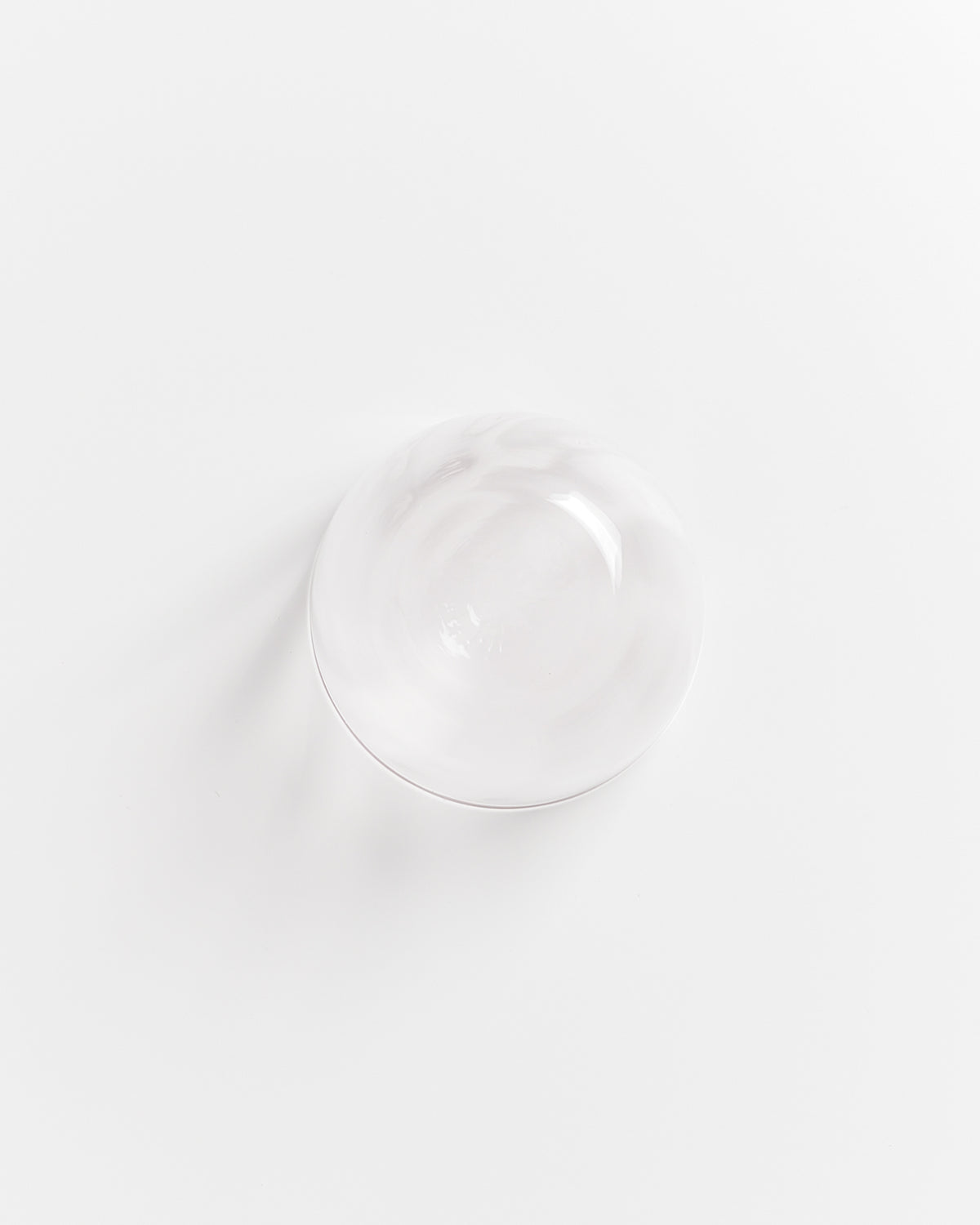 Leere, durchsichtige Glasschale auf einem weißen Hintergrund.